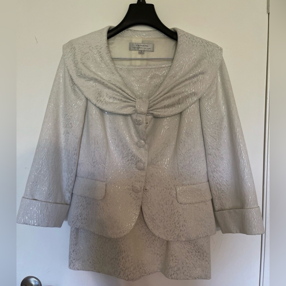 NWT Tahari Shimmering Cream & Silver Embossed Metallic Skirt Jacket Suit Set sz8